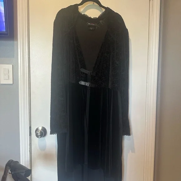 The Witcher Yennefer Velvet Hi-Low Waistcoat
Plus Size - Picture 4 of 9